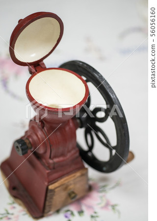 Carefully ground coffee beans are delicious "Vertical hand-crank coffee mill" Enjoy the aroma of grinding Carefully ground coffee beans are delicious "Vertical hand-crank coffee mill" Enjoy the aroma of grinding 56056160