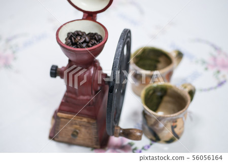 Carefully ground coffee beans are delicious "Vertical hand-crank coffee mill" Enjoy the aroma of grinding 56056164