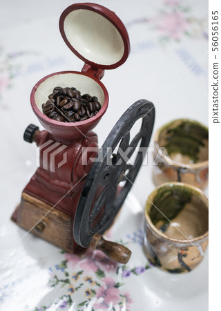 Carefully ground coffee beans are delicious "Vertical hand-crank coffee mill" Enjoy the aroma of grinding 56056165
