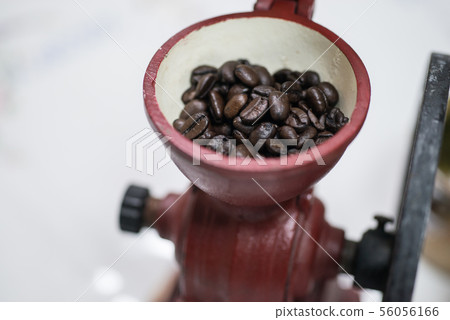 Carefully ground coffee beans are delicious "Vertical hand-crank coffee mill" Enjoy the aroma of grinding 56056166