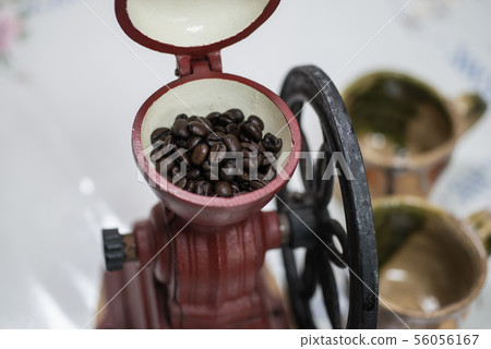 Carefully ground coffee beans are delicious "Vertical hand-crank coffee mill" Enjoy the aroma of grinding 56056167
