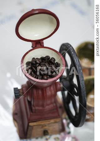 Carefully ground coffee beans are delicious "Vertical hand-crank coffee mill" Enjoy the aroma of grinding 56056168