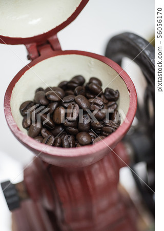 Carefully ground coffee beans are delicious "Vertical hand-crank coffee mill" Enjoy the aroma of grinding 56056170