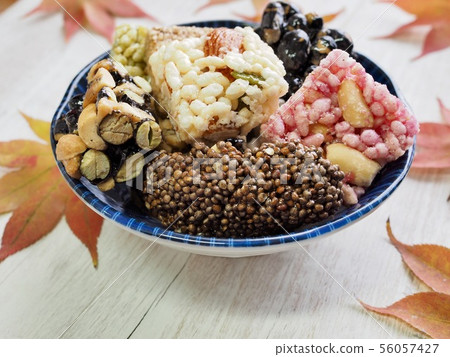 韓國傳統食品Gangjeong，楓葉和韓國水果 56057427