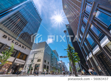 東京城市景觀在日本銀座城市景觀和陽光(行人天堂) 東京城市景觀在日本銀座城市景觀和陽光(行人天堂) 56063437