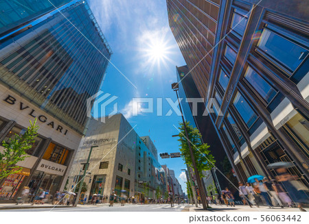 東京城市景觀在日本銀座城市景觀和陽光(行人天堂) 東京城市景觀在日本銀座城市景觀和陽光(行人天堂) 56063442