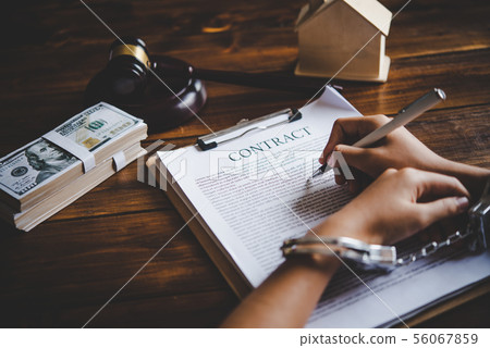 The hand was handcuffed by writing a contract, the The hand was handcuffed by writing a contract, the 56067859