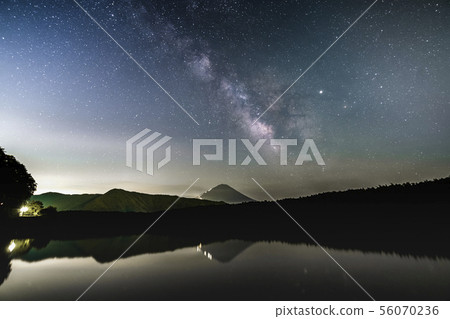 富士西湖的富士和銀河 56070236