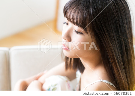 Young woman with pinek Young woman with pinek 56078391