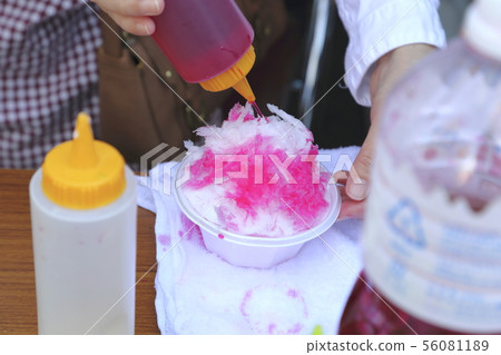 Add syrup to shaved ice Add syrup to shaved ice 56081189