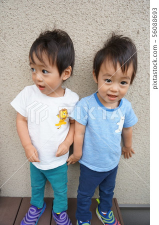雙胞胎2歲 雙胞胎2歲 56088693