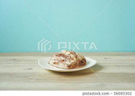 麵包在桌子上。質樸的法式麵包 麵包在桌子上。質樸的法式麵包 56093302