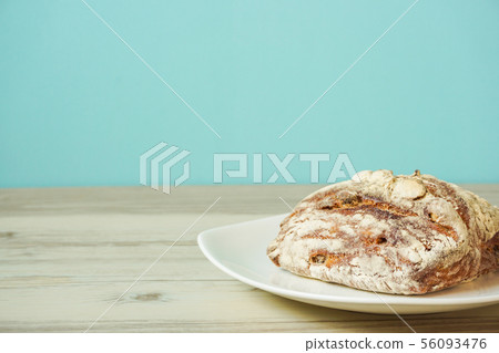 麵包在桌子上。質樸的法式麵包 麵包在桌子上。質樸的法式麵包 56093476