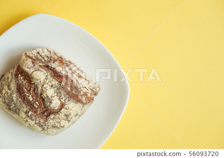 麵包在桌子上。質樸的法式麵包 麵包在桌子上。質樸的法式麵包 56093720