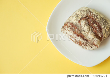 麵包在桌子上。質樸的法式麵包 麵包在桌子上。質樸的法式麵包 56093721