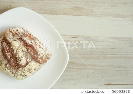 麵包在桌子上。質樸的法式麵包。 56093838