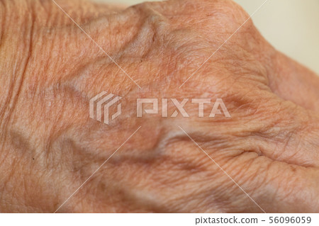 Senior woman's wrinkled skin of blood in hand 56096059
