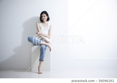 坐在箱子的婦女 坐在箱子的婦女 56096262