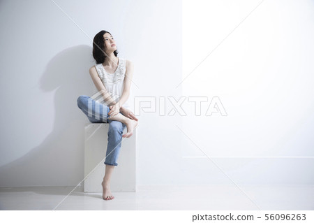 坐在箱子的婦女 56096263