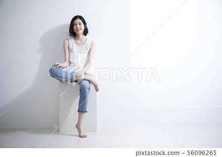 坐在箱子的婦女 坐在箱子的婦女 56096265