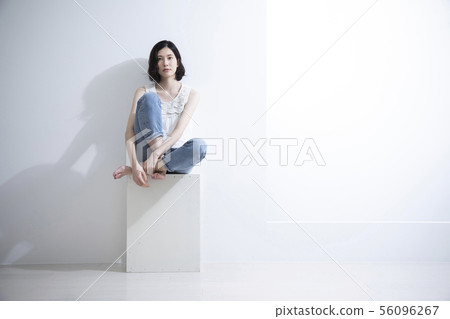 坐在箱子的婦女 坐在箱子的婦女 56096267