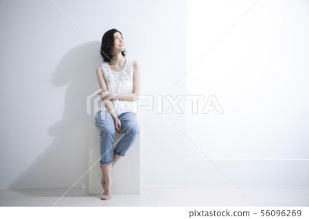坐在箱子的婦女 56096269