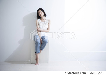 坐在箱子的婦女 坐在箱子的婦女 56096270