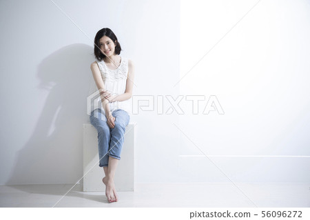 坐在箱子的婦女 坐在箱子的婦女 56096272