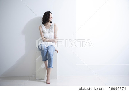坐在箱子的婦女 坐在箱子的婦女 56096274