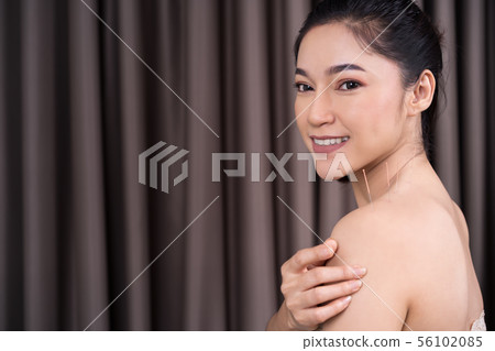 woman undergoing acupuncture treatment on shoulder 56102085