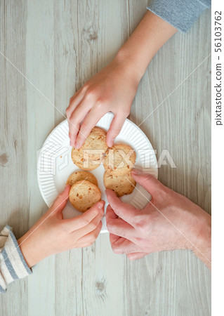 Family taking cookies 56103762