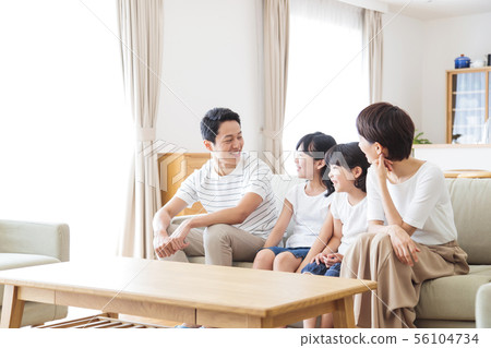 家庭父母和孩子家庭女孩 56104734