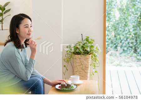 年輕的女士 56104978