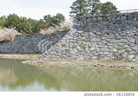 石牆和歷史遺址的護城河 石牆和歷史遺址的護城河 56118856