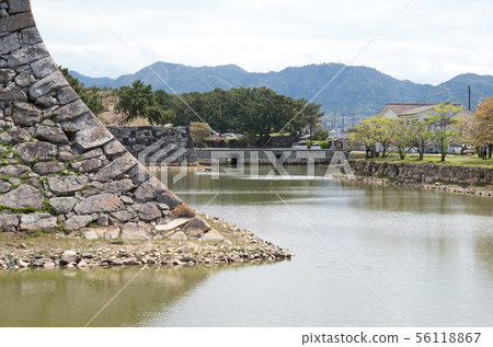 石牆和歷史遺址的護城河 石牆和歷史遺址的護城河 56118867