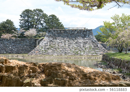 石牆和歷史遺址的護城河 石牆和歷史遺址的護城河 56118883