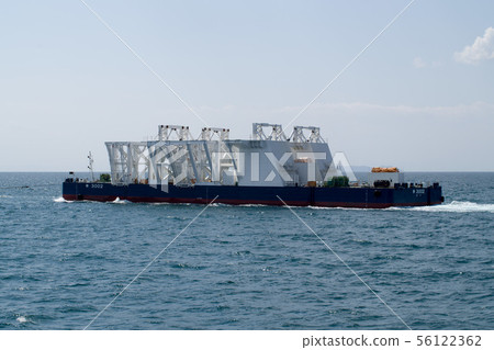 一艘拖船和一隻風箏穿過大阪灣 一艘拖船和一隻風箏穿過大阪灣 56122362