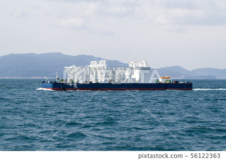 一艘拖船和一隻風箏穿過大阪灣 56122363