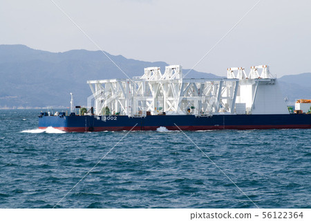 一艘拖船和一隻風箏穿過大阪灣 56122364