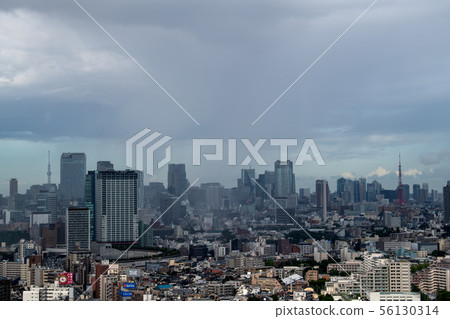 日本東京城市景觀雨雲和穿過市中心的10號颱風將影響東京都市區/雨雲相關P6S-6 56130314
