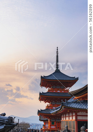 在京都的清水寺 56162899