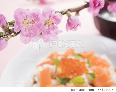 桃花,chirashi壽司和三文魚湯 桃花,chirashi壽司和三文魚湯 56174007