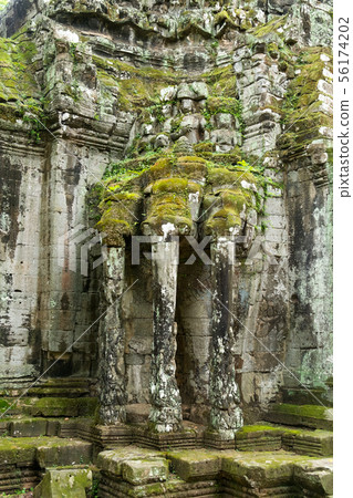 Carve of  Erawan (elephant three head) on the gate 56174202