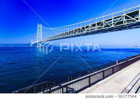 [兵庫縣的風景]從清晨在瀨戶內海碼頭俯瞰明石海峽大橋和淡路島的家庭釣魚線的釣魚者 56177504