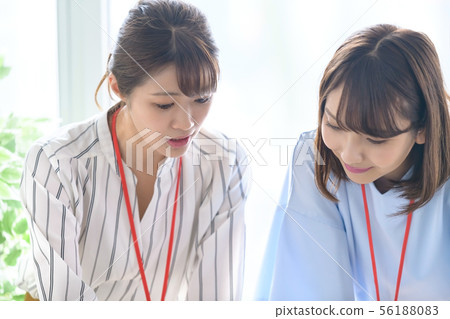 Office meeting business woman casual 56188083