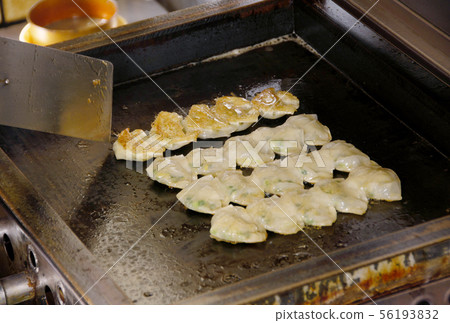 Grilled dumplings kitchen kitchen gyoza store image material Grilled dumplings kitchen kitchen gyoza store image material 56193832
