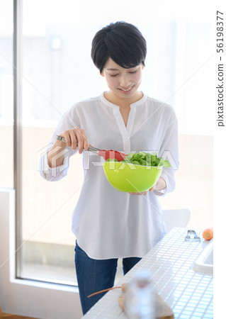 烹調沙拉的廚房婦女 烹調沙拉的廚房婦女 56198377