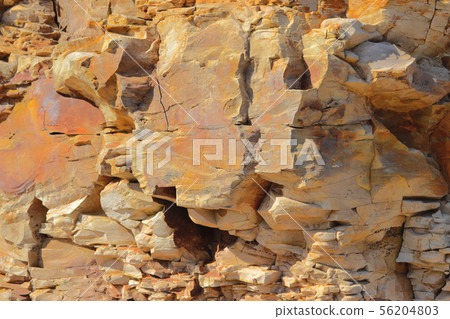 海岸岩石背景水平的茶黃 56204803