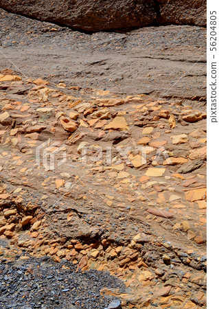 與石渣的垂直的地層背景 56204805