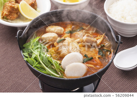 Jjigae火鍋、火鍋、韓國料理、味噌燉菜、滾燙的紅火鍋、火鍋圖像 Jjigae火鍋、火鍋、韓國料理、味噌燉菜、滾燙的紅火鍋、火鍋圖像 56209844
